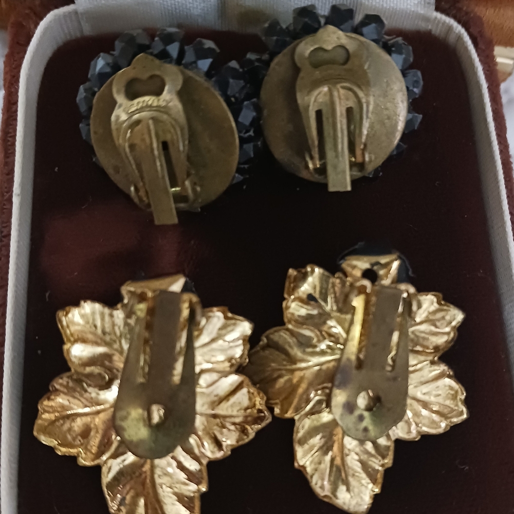 Vintage Clip Earrings 2 Pair - Picture 4 of 8